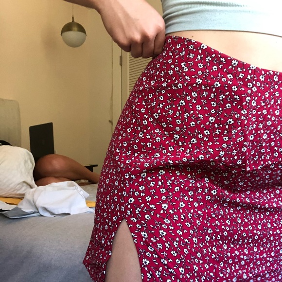 red floral skirt(white floral pattern) - Picture 4 of 5
